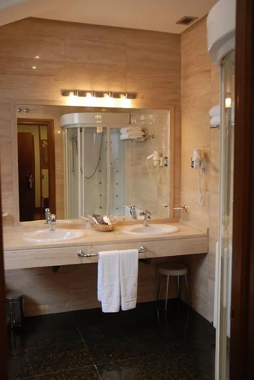 Hostal Los 5 Pinos Madrid 3*,